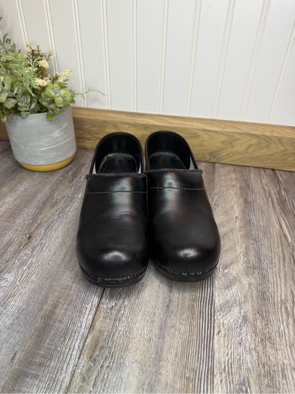 Dansko Professional Black Leather Slip On Round Toe Clogs EU 37 Womens 6.5 to 7